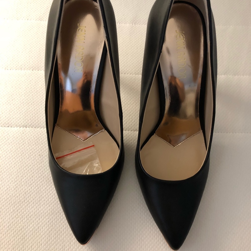 Closed Pointed Toe Heels in Black